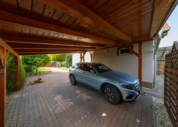 Veľký RD 5 min. od Senca, altánok, bazén, prístrešok na auto