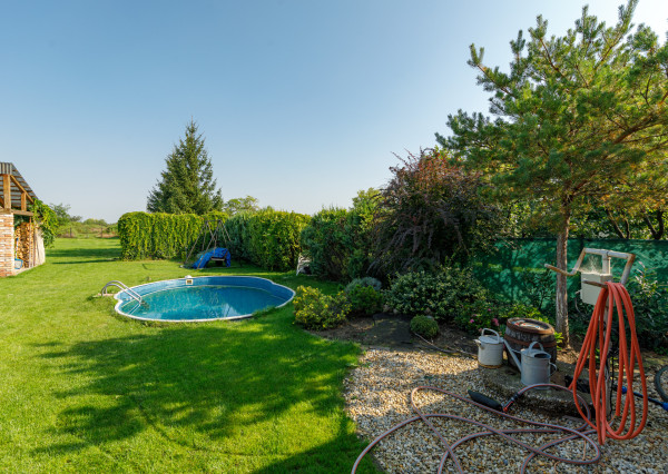 Veľký RD 5 min. od Senca, altánok, bazén, prístrešok na auto