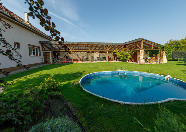 Veľký RD 5 min. od Senca, altánok, bazén, prístrešok na auto