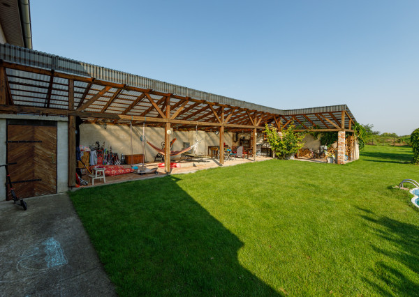 Veľký RD 5 min. od Senca, altánok, bazén, prístrešok na auto