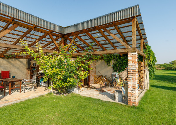 Veľký RD 5 min. od Senca, altánok, bazén, prístrešok na auto