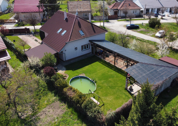 Veľký RD 5 min. od Senca, altánok, bazén, prístrešok na auto