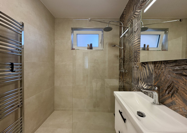 Buď prvý - zrekonštruovaný, zariadený 2i byt v RD so záhradou