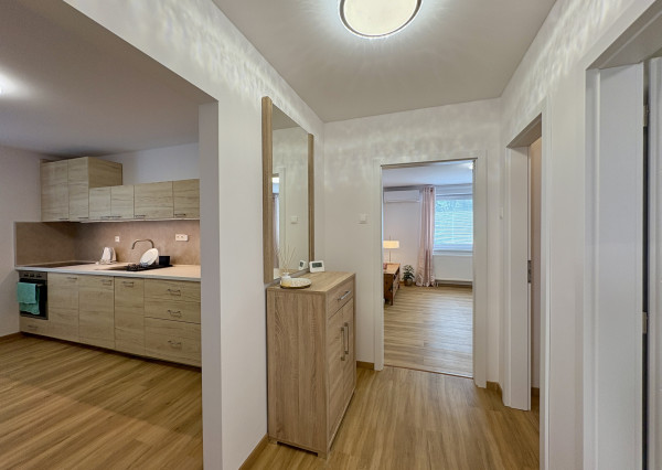 Buď prvý - zrekonštruovaný, zariadený 2i byt v RD so záhradou