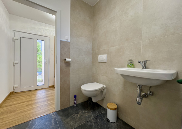 Buď prvý - zrekonštruovaný, zariadený 2i byt v RD so záhradou