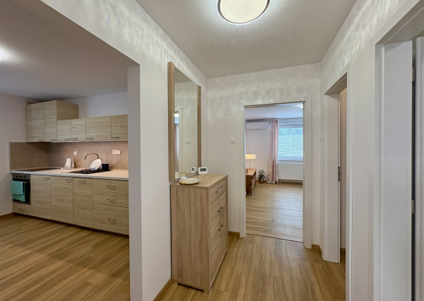 Buď prvý - zrekonštruovaný, zariadený 2i byt v RD so záhradou