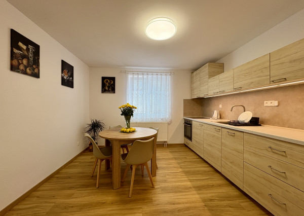 Buď prvý - zrekonštruovaný, zariadený 2i byt v RD so záhradou