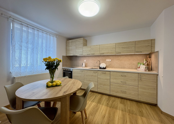 Buď prvý - zrekonštruovaný, zariadený 2i byt v RD so záhradou