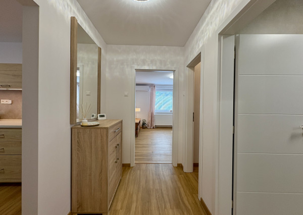 Buď prvý - zrekonštruovaný, zariadený 2i byt v RD so záhradou