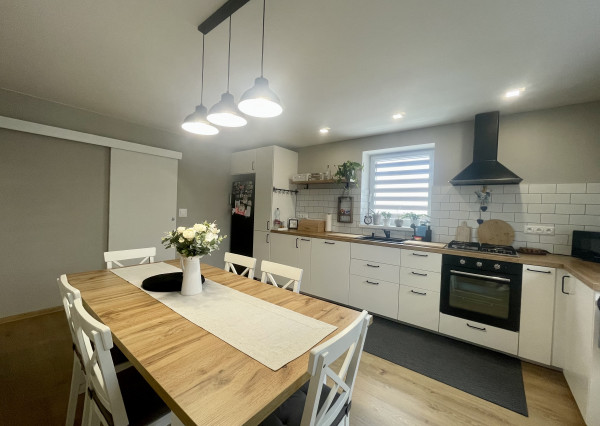 Štýlový, zrekonštruovaný a zariadený rodinný dom len 10 min od Trnavy