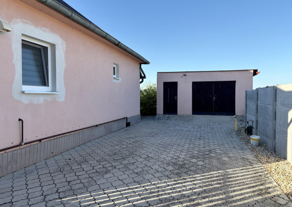 Štýlový, zrekonštruovaný a zariadený rodinný dom len 10 min od Trnavy