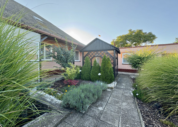 Štýlový, zrekonštruovaný a zariadený rodinný dom len 10 min od Trnavy