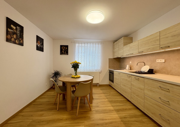 Buď prvý - zrekonštruovaný, zariadený 2i byt v RD so záhradou