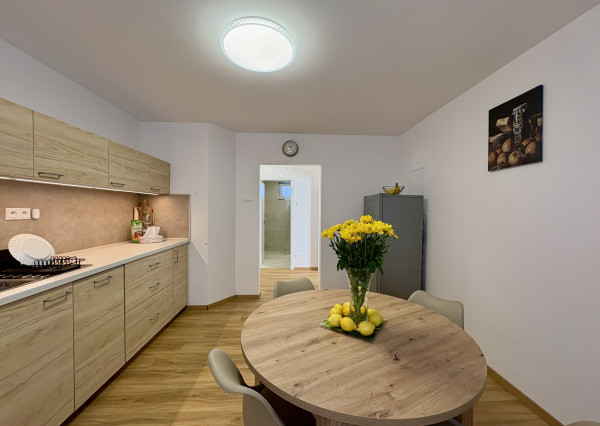 Buď prvý - zrekonštruovaný, zariadený 2i byt v RD so záhradou