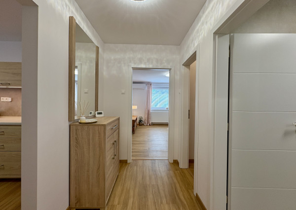 Buď prvý - zrekonštruovaný, zariadený 2i byt v RD so záhradou