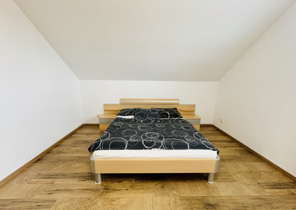 Na prenájom veľký 2i byt v rodinnom dome s parkovacím miestom