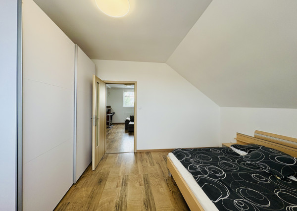 Na prenájom veľký 2i byt v rodinnom dome s parkovacím miestom