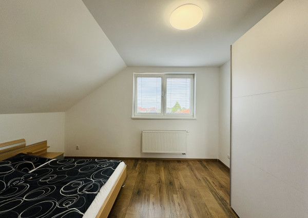 Na prenájom veľký 2i byt v rodinnom dome s parkovacím miestom