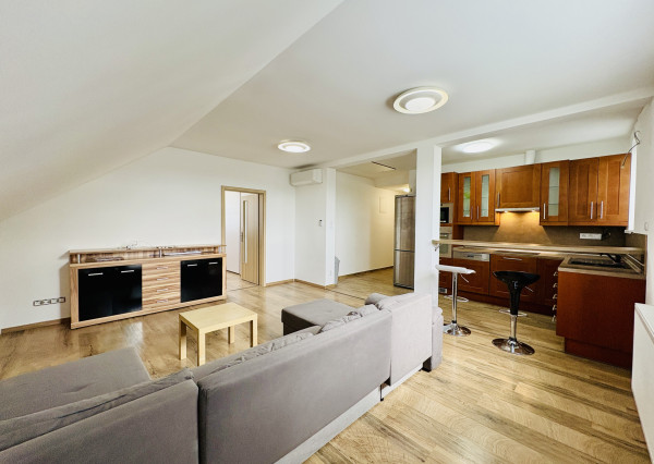 Na prenájom veľký 2i byt v rodinnom dome s parkovacím miestom