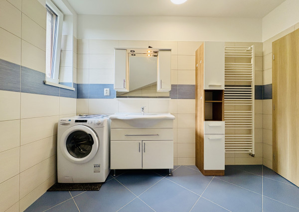 Na prenájom veľký 2i byt v rodinnom dome s parkovacím miestom