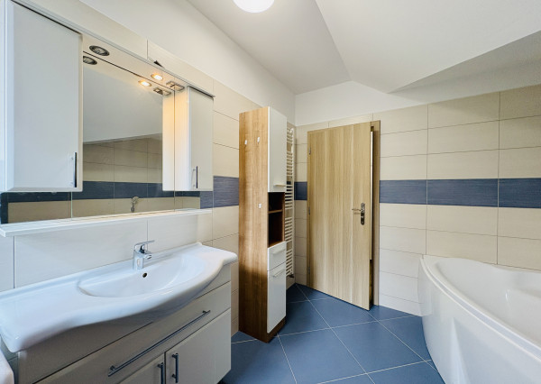 Na prenájom veľký 2i byt v rodinnom dome s parkovacím miestom