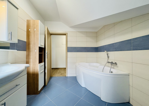 Na prenájom veľký 2i byt v rodinnom dome s parkovacím miestom