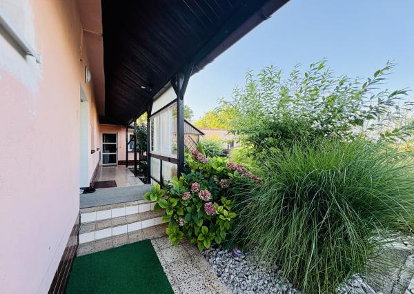 REZERVOVANÉ - Štýlový, zrekonštruovaný, zariadený RD, pripravený na okamžité nasťahovanie