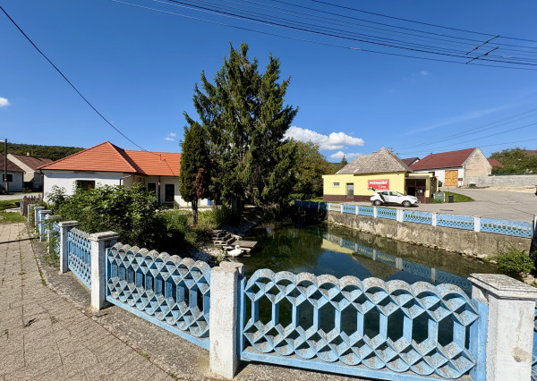 Priestranný rodinný dom v pôvodnom stave - Dobrá Voda