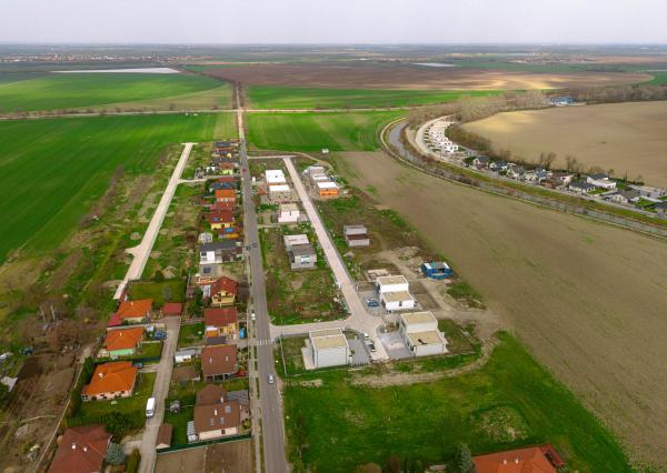 Stavebný pozemok s projektom a stavebným povolením