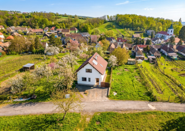 Krásny podpivničený 5-izbový rodinný dom pod lesom