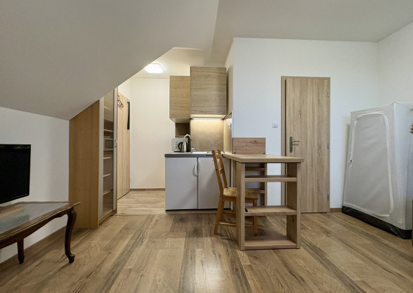 Garsonka v rodinnom dome s parkovaním vo dvore