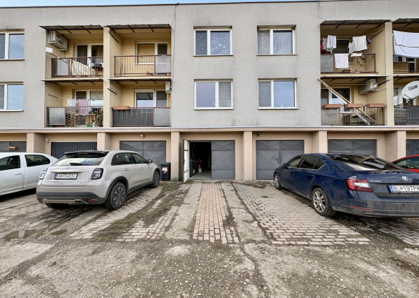 Veľký 2i byt s loggiou a garážou len 5 min. od Senca