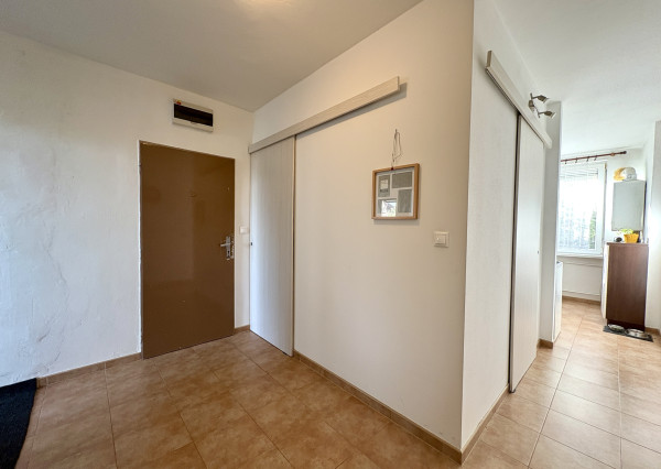 Veľký 2i byt s loggiou a garážou len 5 min. od Senca