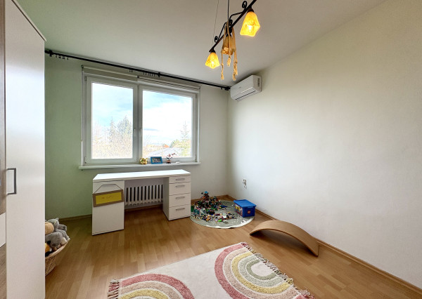 Veľký 2i byt s loggiou a garážou len 5 min. od Senca