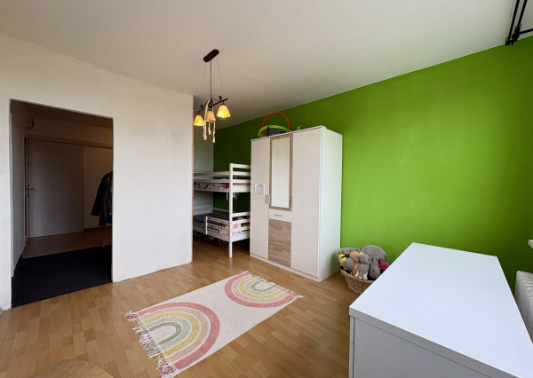 Veľký 2i byt s loggiou a garážou len 5 min. od Senca