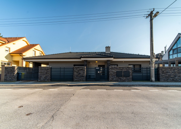 Moderný, kompletne zariadený rodinný dom - Trnava Spiegelsaal