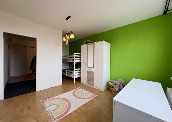 Veľký 2i byt s loggiou a garážou len 5 min. od Senca