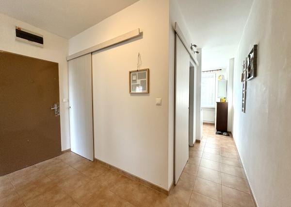 Veľký 2i byt s loggiou a garážou len 5 min. od Senca