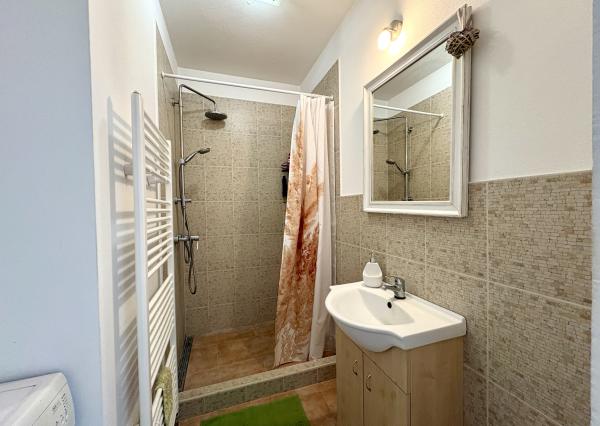 Veľký 2i byt s loggiou a garážou len 5 min. od Senca