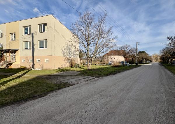 Veľký 2i byt s loggiou a garážou len 5 min. od Senca