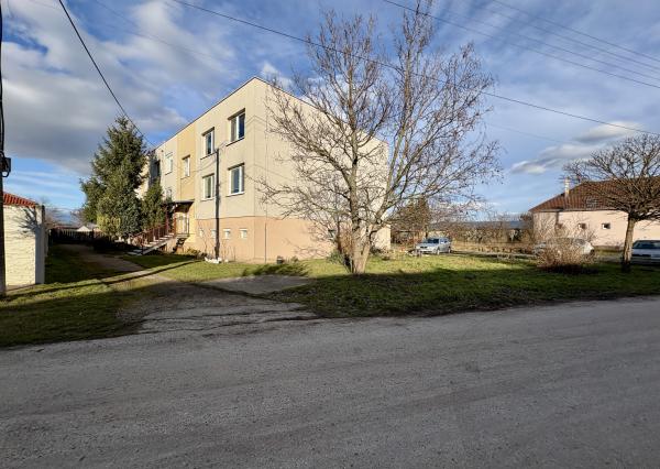 Veľký 2i byt s loggiou a garážou len 5 min. od Senca