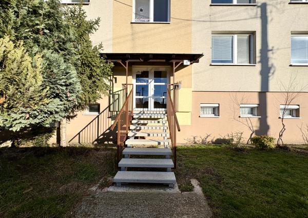 Veľký 2i byt s loggiou a garážou len 5 min. od Senca