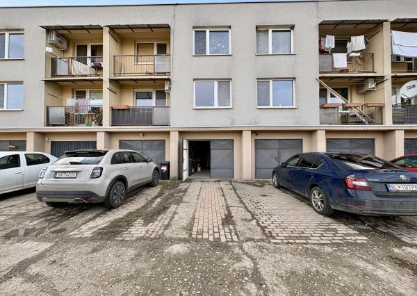 Veľký 2i byt s loggiou a garážou len 5 min. od Senca