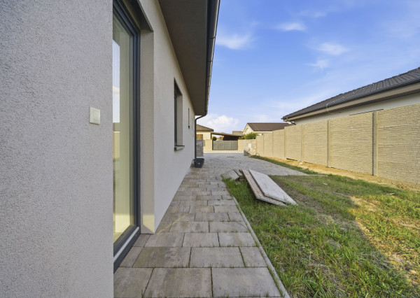 Skolaudovaný rodinný dom 4+1 s modernými technológiami, pozemok 617 m²