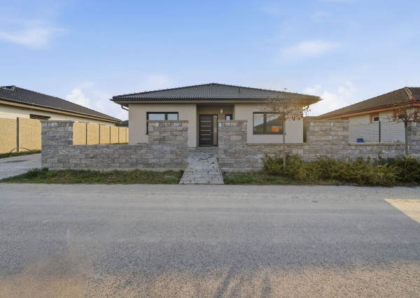 Skolaudovaný rodinný dom 4+1 s modernými technológiami, pozemok 617 m²