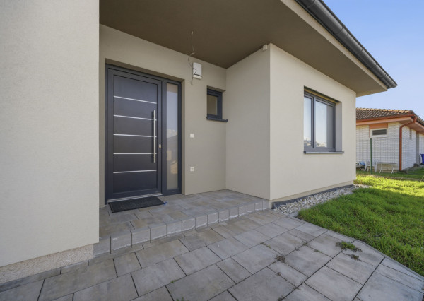 Skolaudovaný rodinný dom 4+1 s modernými technológiami, pozemok 617 m²