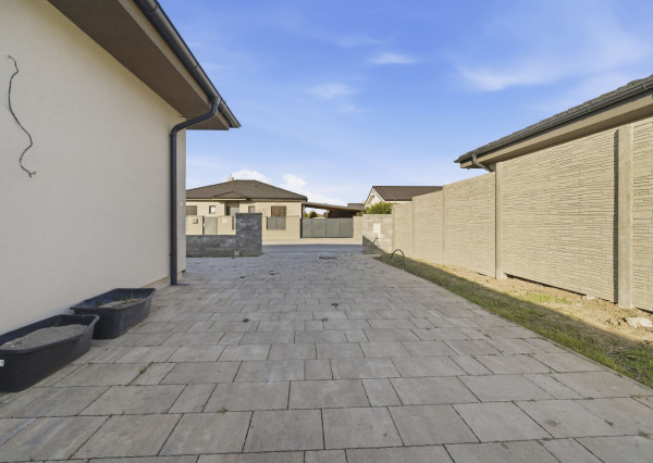 Skolaudovaný rodinný dom 4+1 s modernými technológiami, pozemok 617 m²