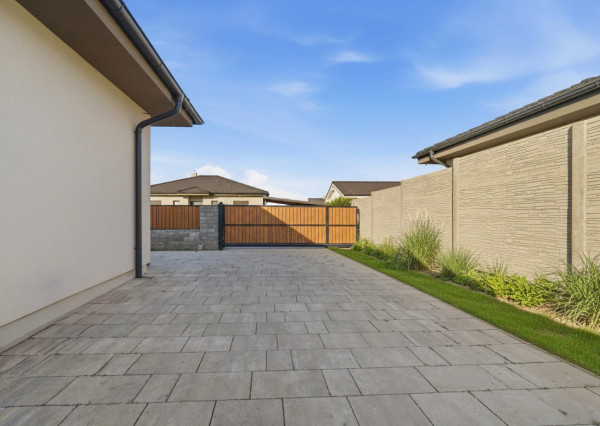 Skolaudovaný rodinný dom 4+1 s modernými technológiami, pozemok 617 m²