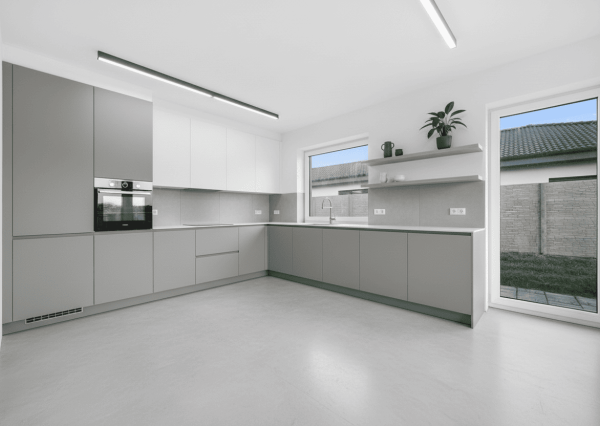 Skolaudovaný rodinný dom 4+1 s modernými technológiami, pozemok 617 m²