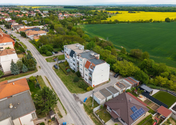 Veľký 3izbový byt s loggiou a pivnicou len 10 min. od Trnavy